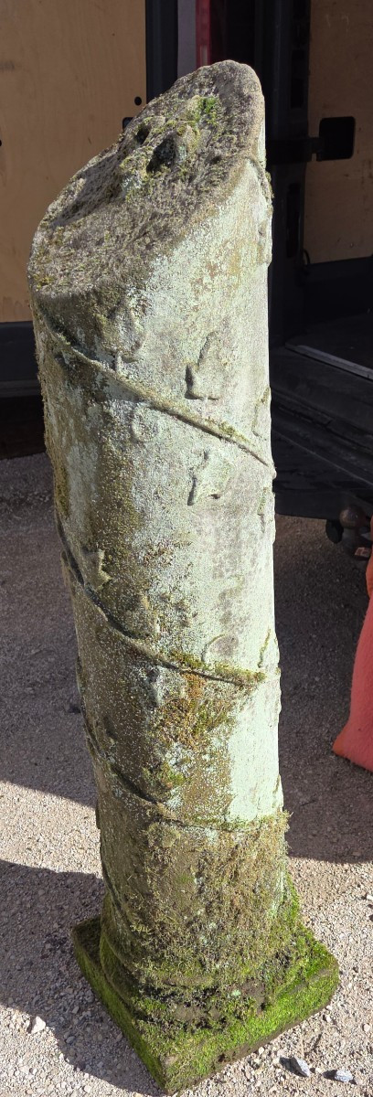 Colonne en pierre 18eme a décor de lierre et Ornée d'une fleur de lys 