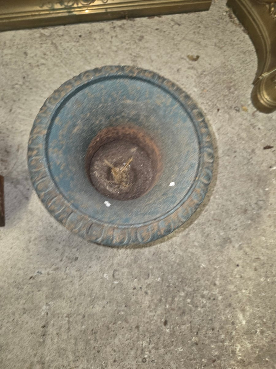 Pair Of Medici Cast Iron Vases From The Late 19th Century -photo-3