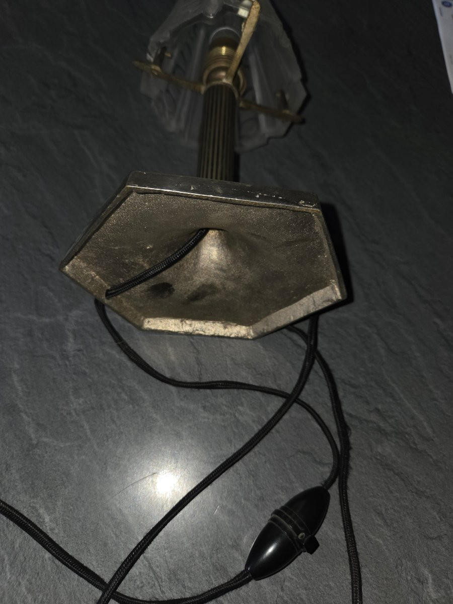 Lampe art deco tulipe en verre pressé et pied en metal chromé -photo-1