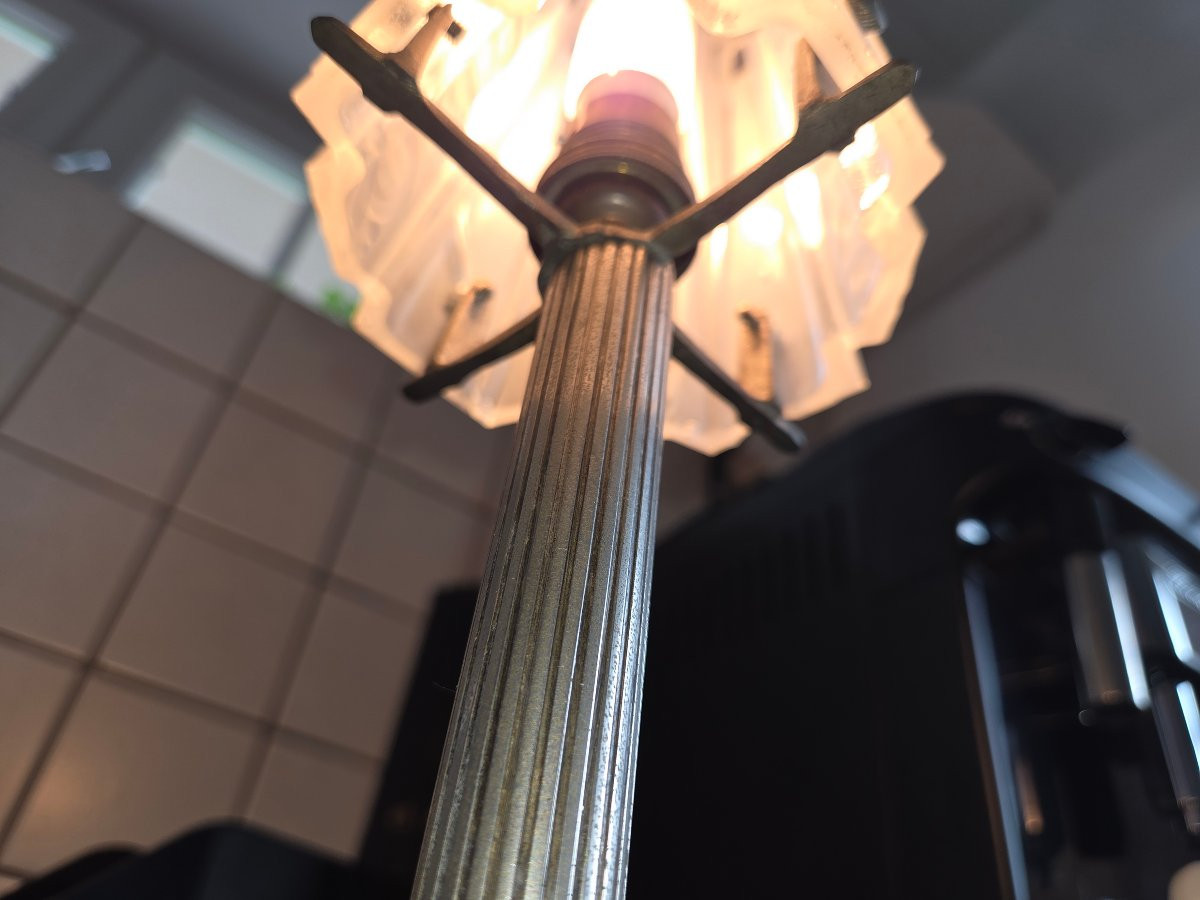 Lampe art deco tulipe en verre pressé et pied en metal chromé -photo-2