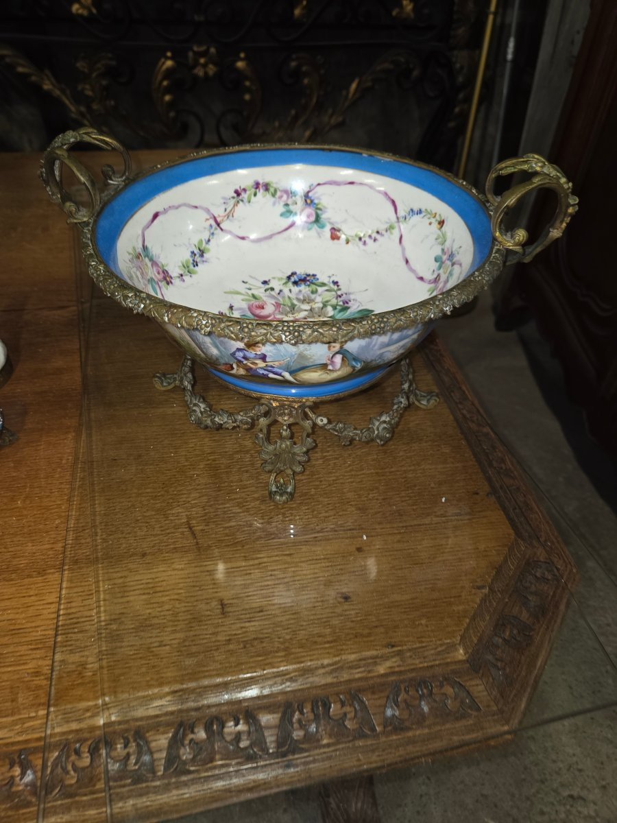 Coupe en porcelaine de sevres a decor flaral et une scene  galante Monture en bronze -photo-1