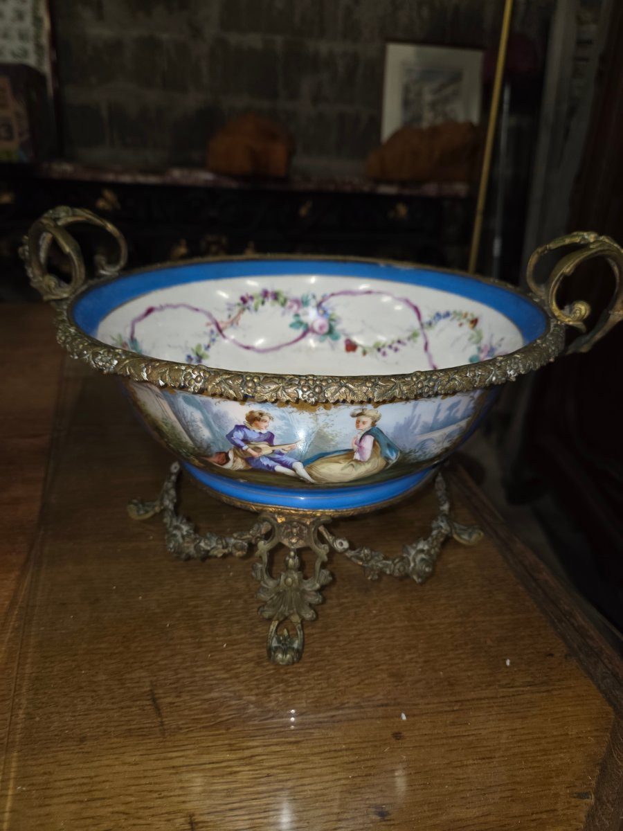 Coupe en porcelaine de sevres a decor flaral et une scene  galante Monture en bronze -photo-2