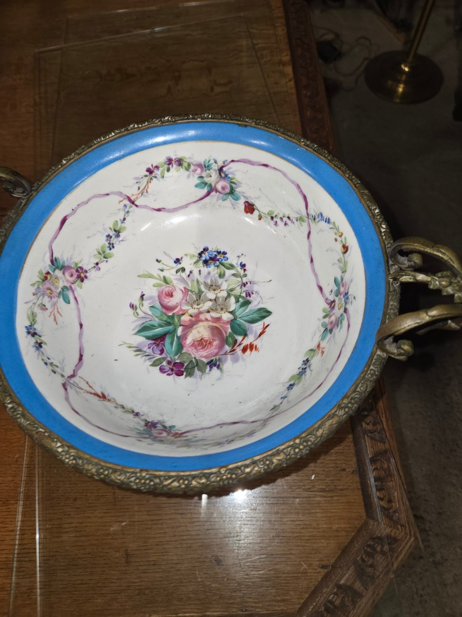 Coupe en porcelaine de sevres a decor flaral et une scene  galante Monture en bronze -photo-3
