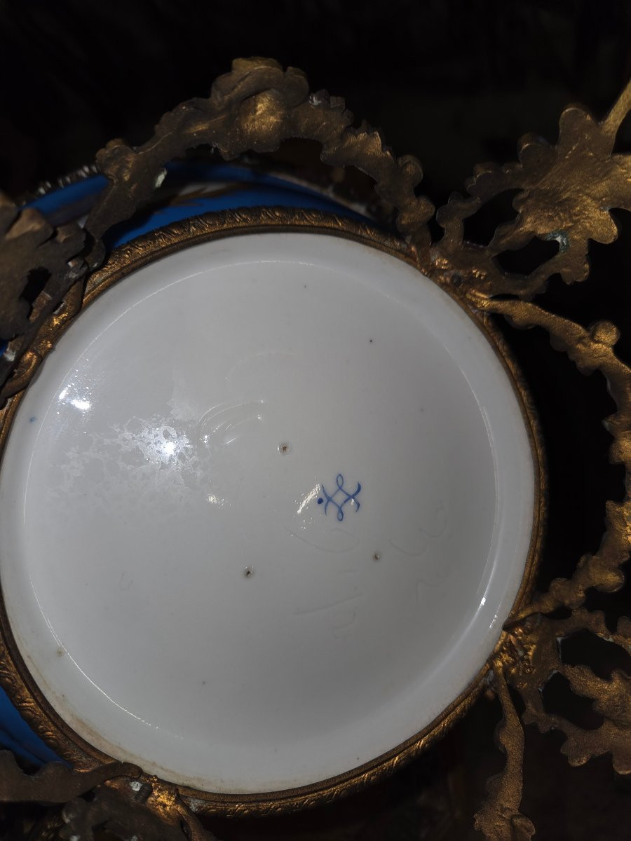 Coupe en porcelaine de sevres a decor flaral et une scene  galante Monture en bronze -photo-4