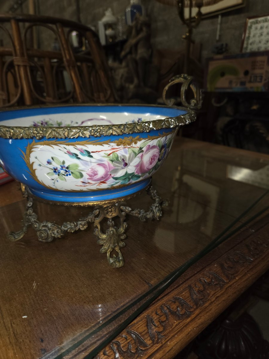 Coupe en porcelaine de sevres a decor flaral et une scene  galante Monture en bronze -photo-5