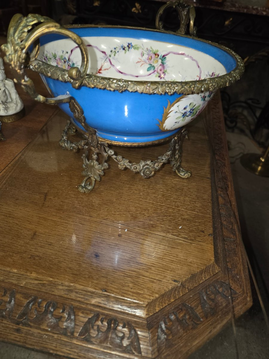 Coupe en porcelaine de sevres a decor flaral et une scene  galante Monture en bronze -photo-6