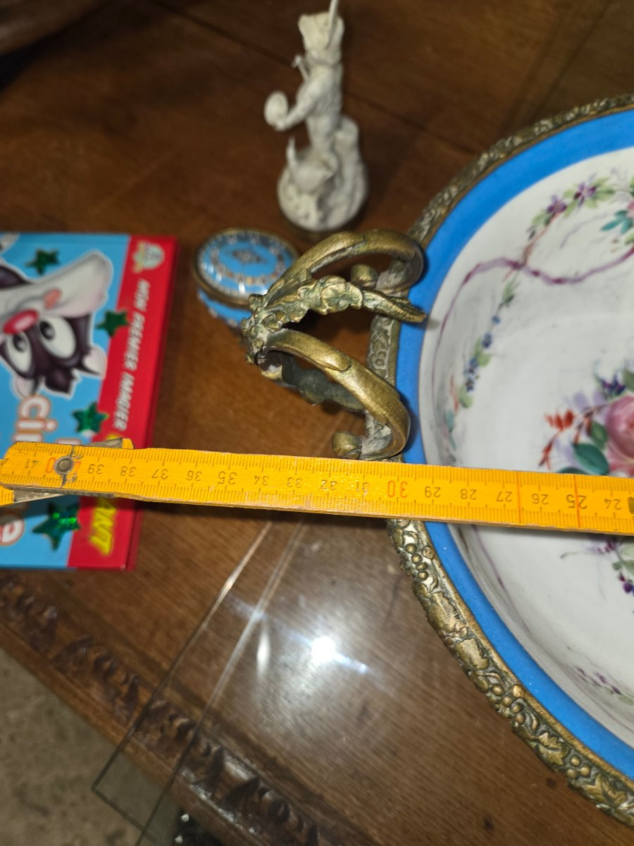 Coupe en porcelaine de sevres a decor flaral et une scene  galante Monture en bronze -photo-7