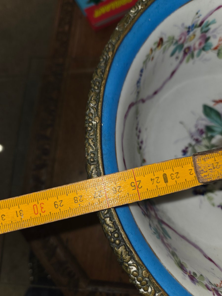 Coupe en porcelaine de sevres a decor flaral et une scene  galante Monture en bronze -photo-8