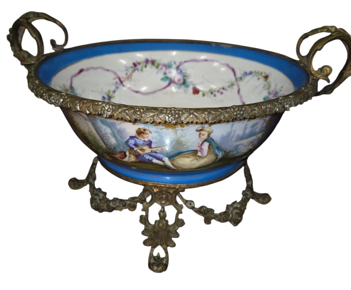 Coupe en porcelaine de sevres a decor flaral et une scene  galante Monture en bronze 