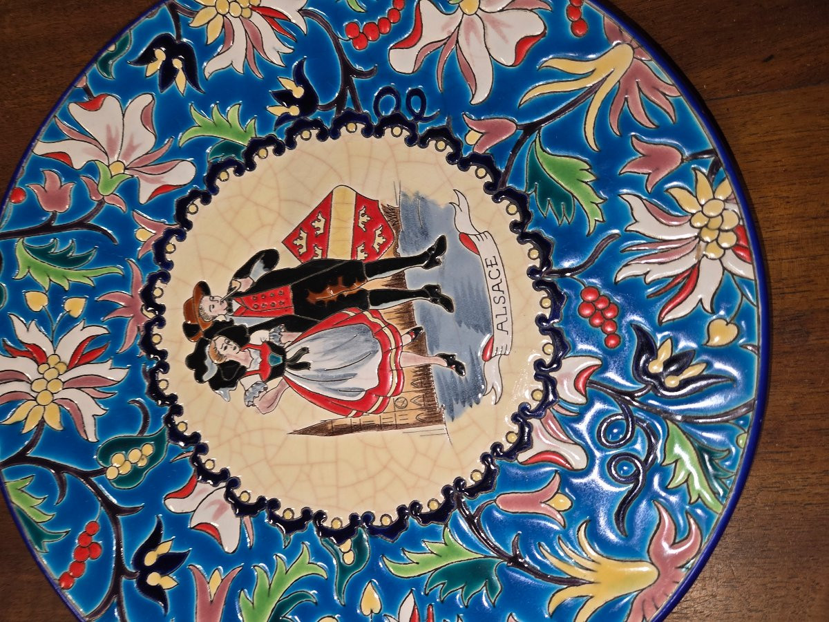 Plat en emaux de longwy a decor de personnages alsacien -photo-2