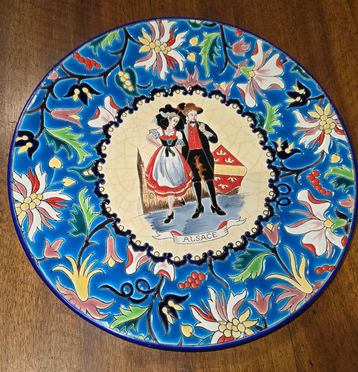 Plat en emaux de longwy a decor de personnages alsacien 