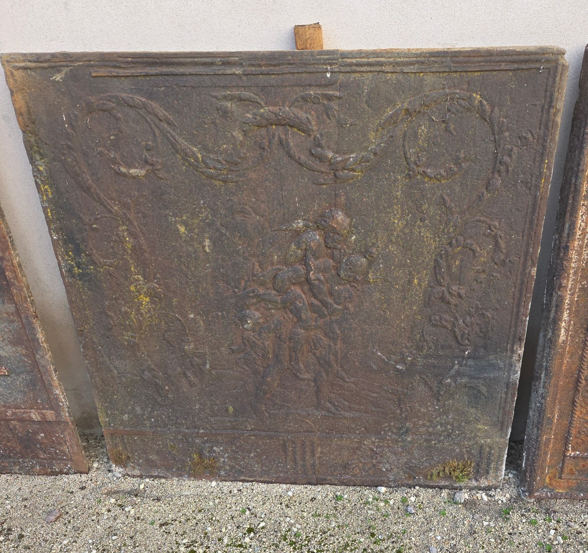Large 19th-century Fireplace Backplate With A Decoration Of Antique Figures