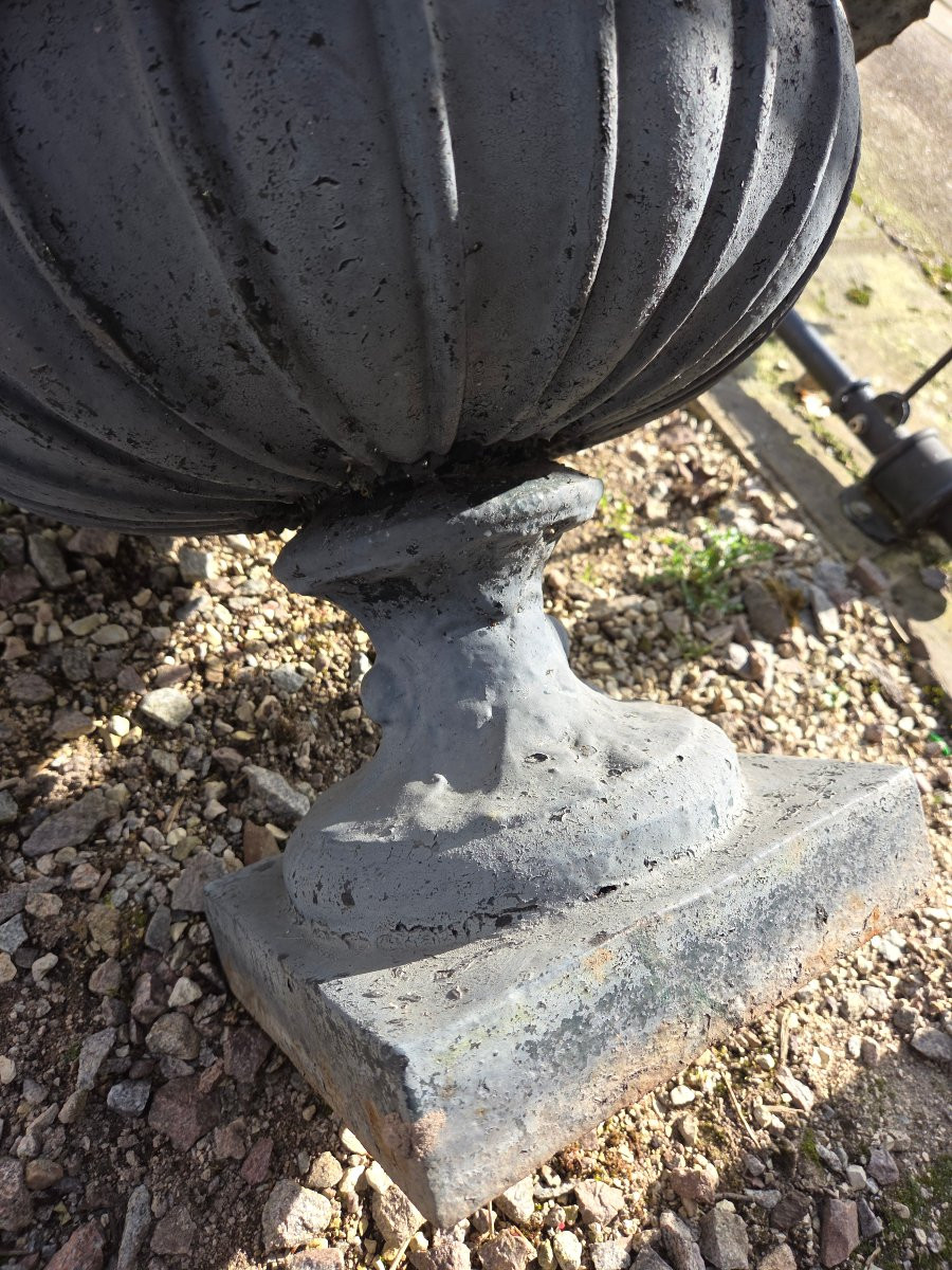 Important Cast Iron Medici Bowl From The Late 19th Century, Originating From The Garden Of A Bourgeois House. -photo-4