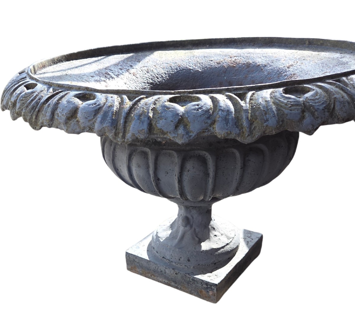 Important Cast Iron Medici Bowl From The Late 19th Century, Originating From The Garden Of A Bourgeois House. 