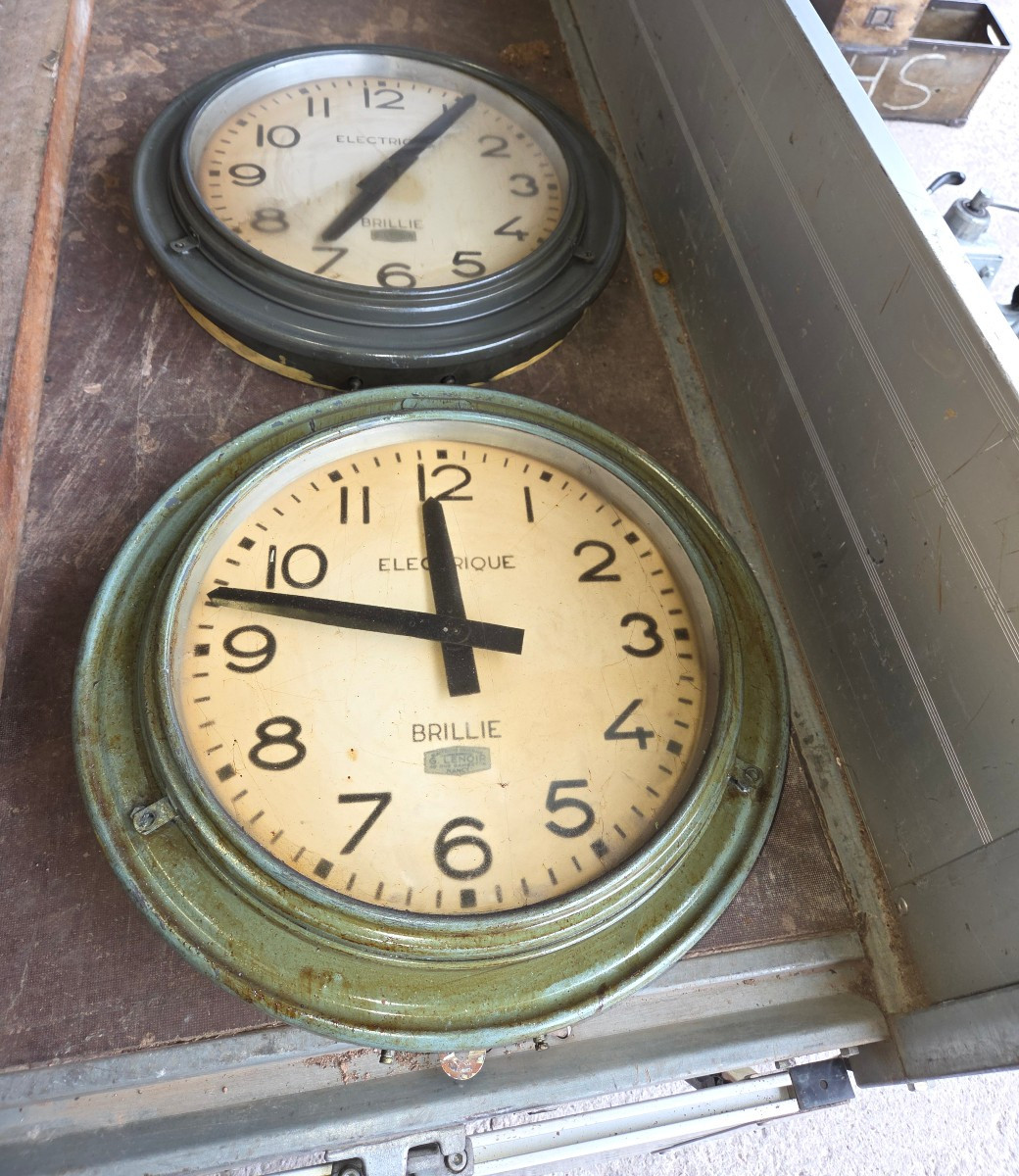 2 horloges d'usine Brillie revendeur Lenoir a Nancy 