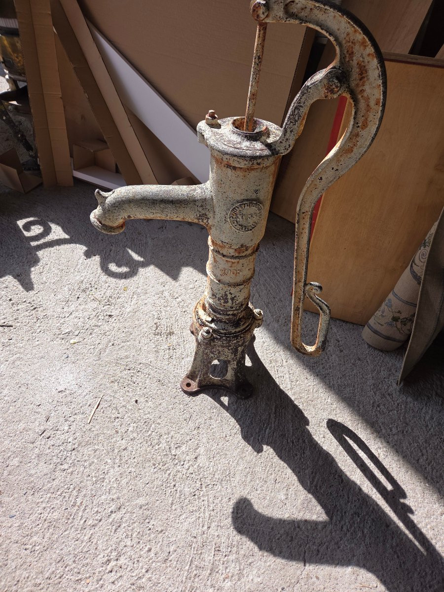 Pompe a eau en fonte de la deuxième partie du 19ème -photo-1