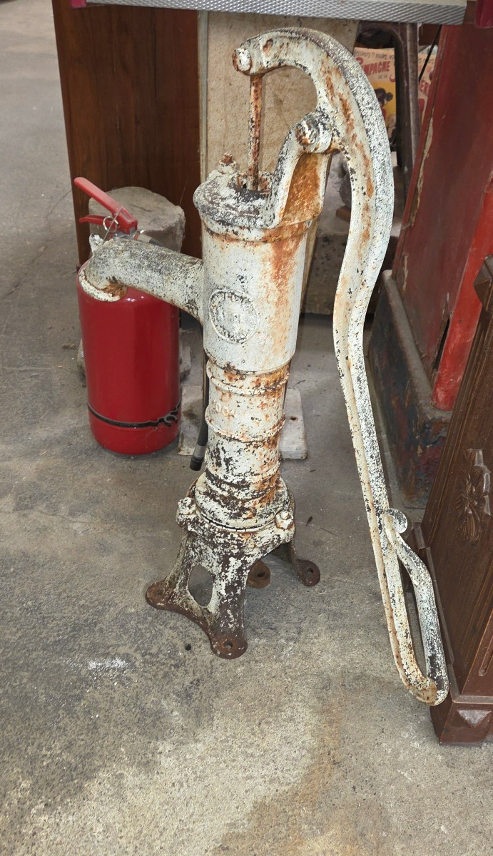 Pompe a eau en fonte de la deuxième partie du 19ème 