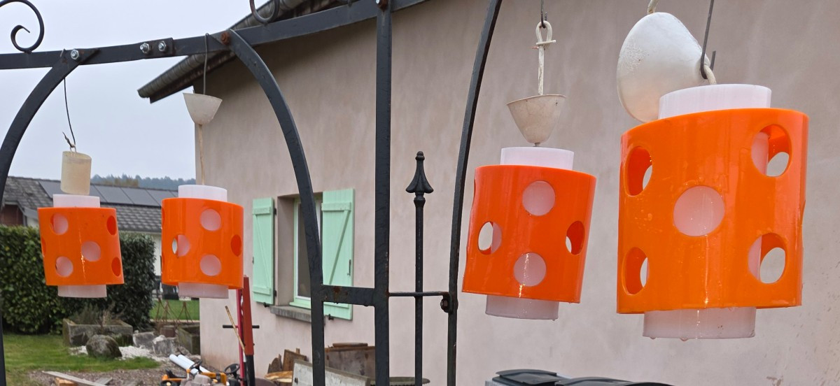 4 Lampes suspendues des années 1970 en polycarbonate orange et blanc - Design de l'ère spatiale