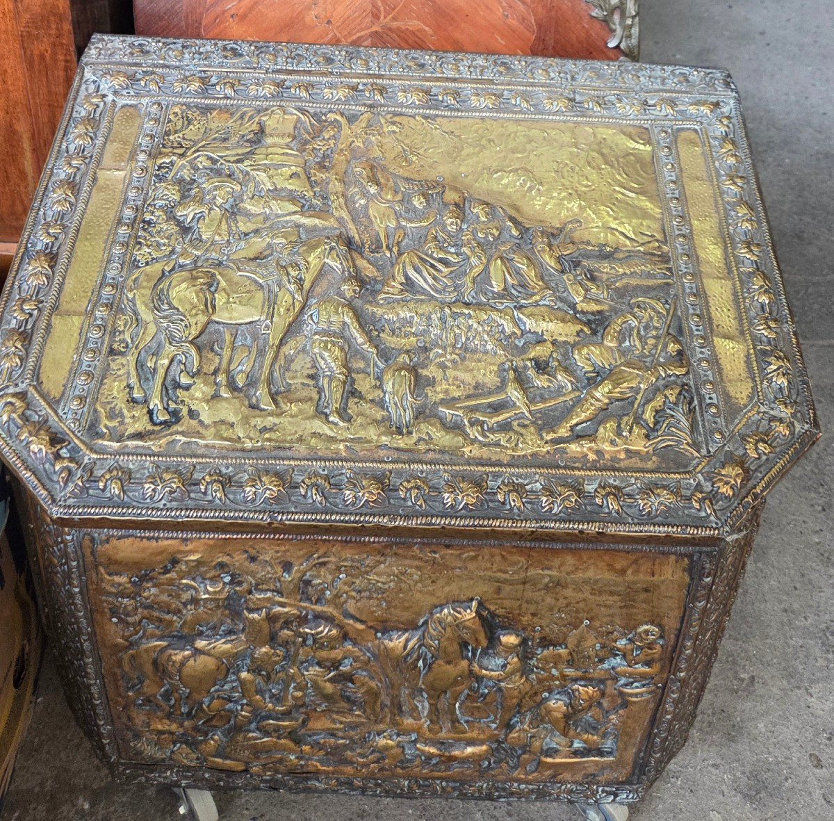 Coffre a bois zn laiton repousse de la fin du 19ème siècle 