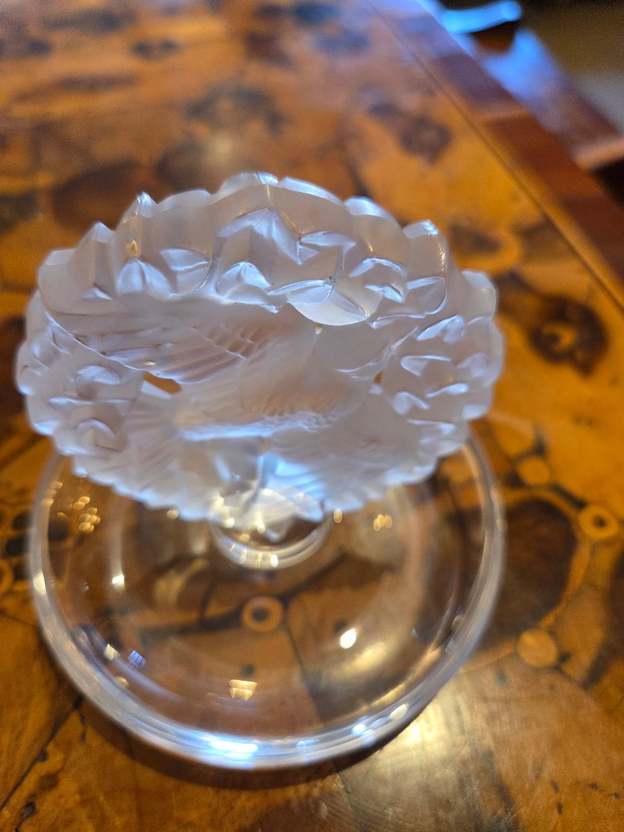  Lalique Baguier In Molded Crystal Decorated With A Dove In A Garland, Signed. H. 8,-photo-2