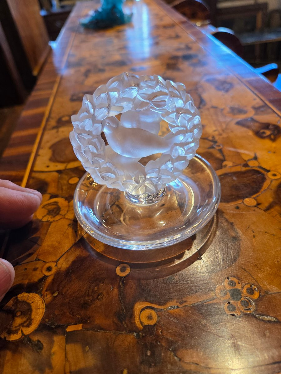  Lalique Baguier In Molded Crystal Decorated With A Dove In A Garland, Signed. H. 8,-photo-3