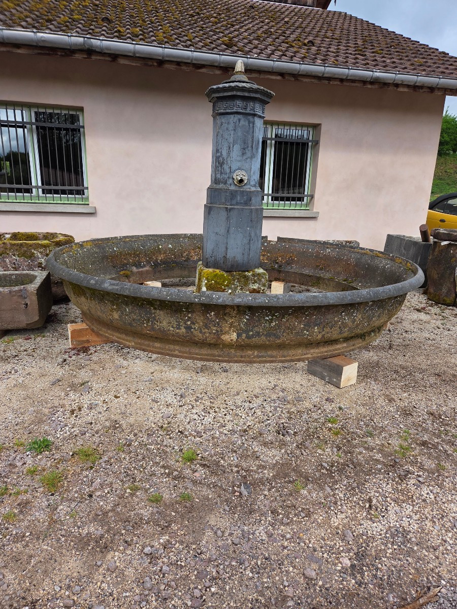 Fontaine en fonte provenant d'un parc d'un château du 19ème du sud de la Haute Saône 