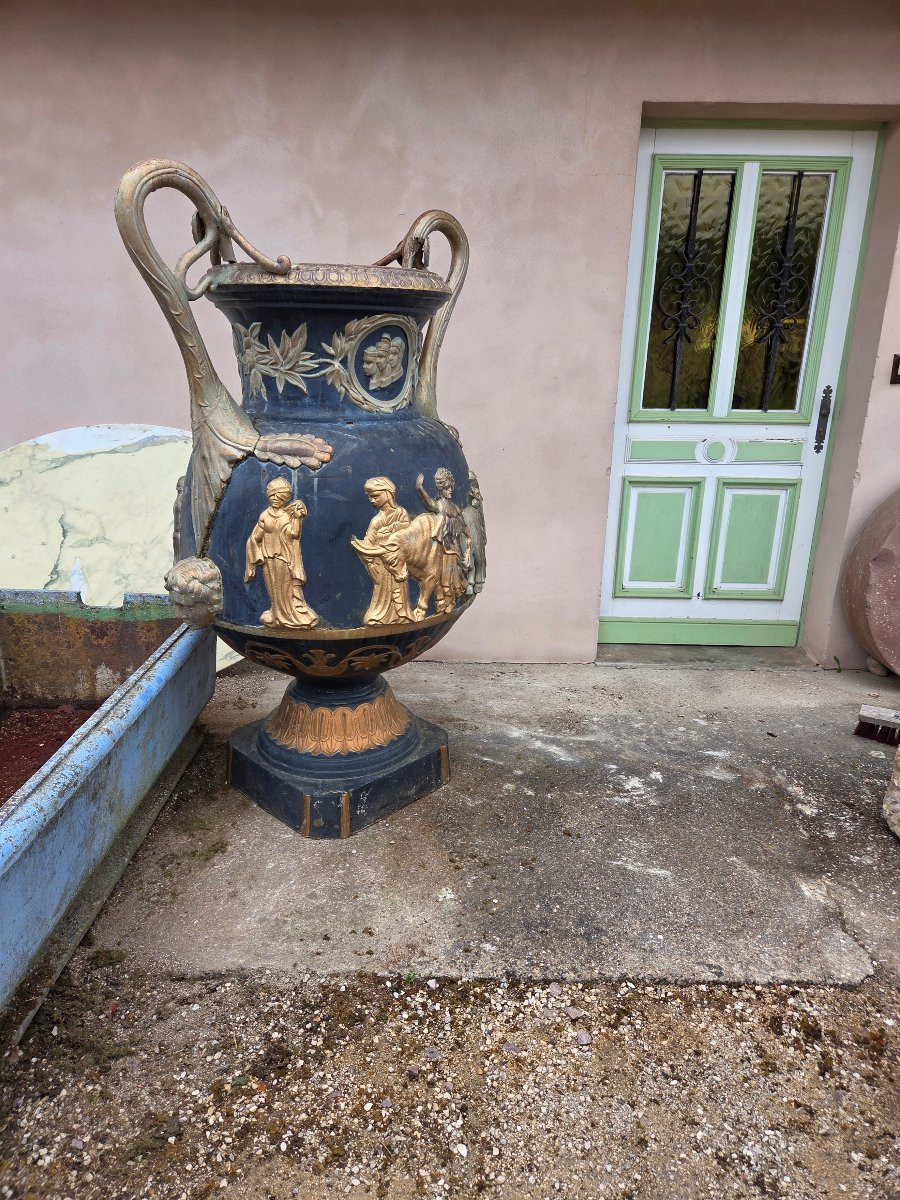 Monumental vase en fonte fin 19eme a decor de scène de l'Antiquité -photo-2