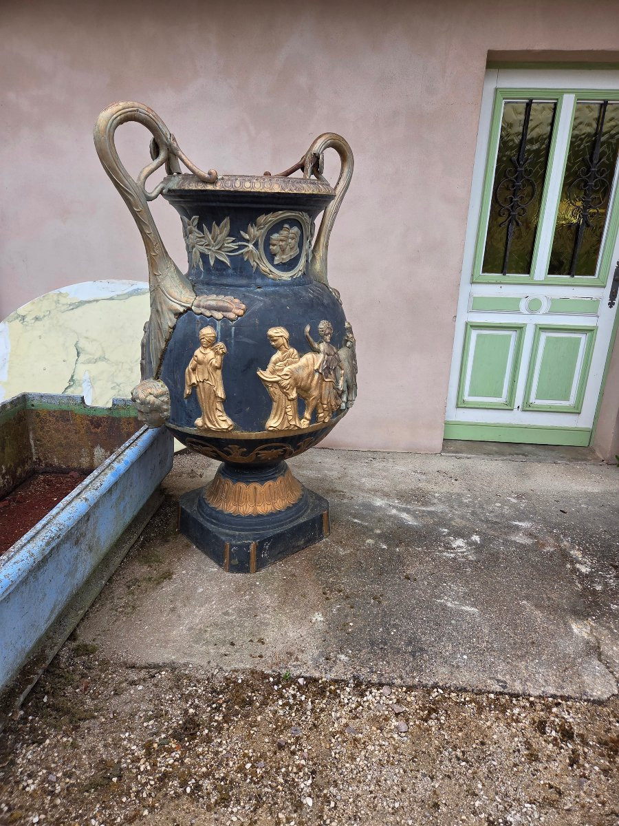 Monumental vase en fonte fin 19eme a decor de scène de l'Antiquité -photo-3