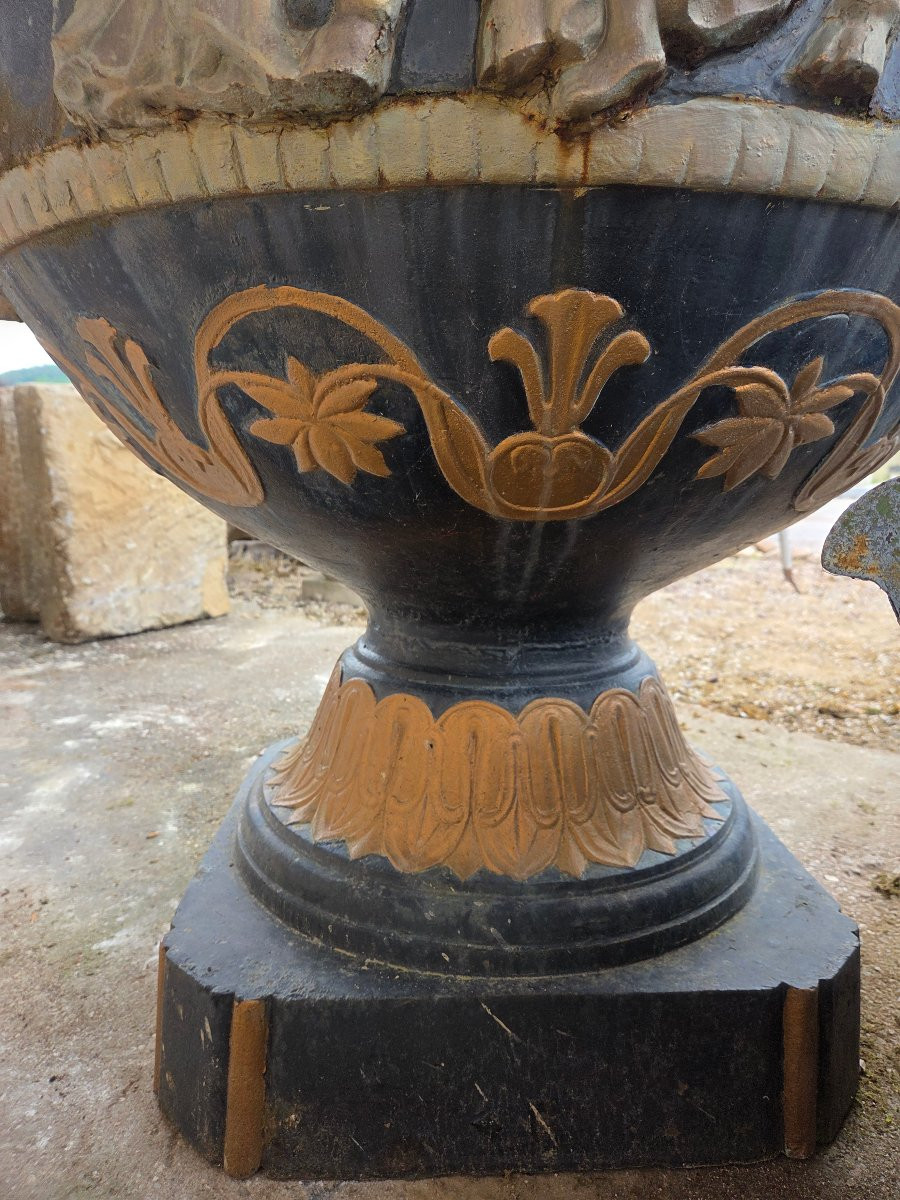 Monumental vase en fonte fin 19eme a decor de scène de l'Antiquité -photo-2