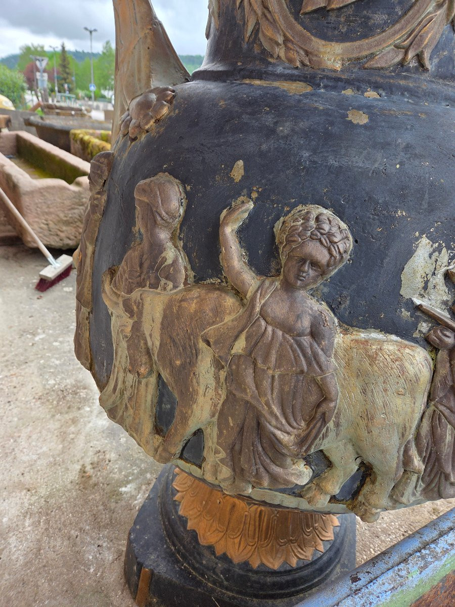 Monumental vase en fonte fin 19eme a decor de scène de l'Antiquité -photo-4