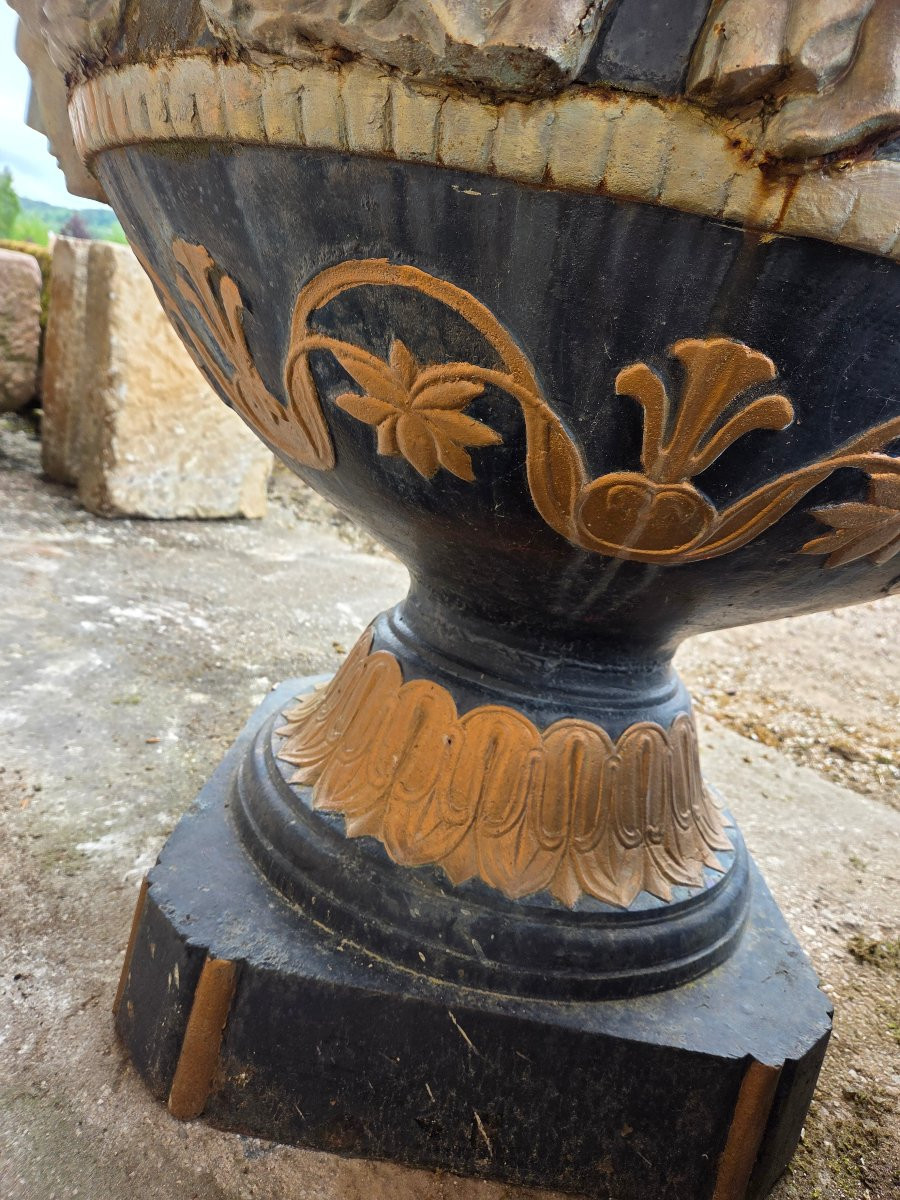 Monumental vase en fonte fin 19eme a decor de scène de l'Antiquité -photo-6