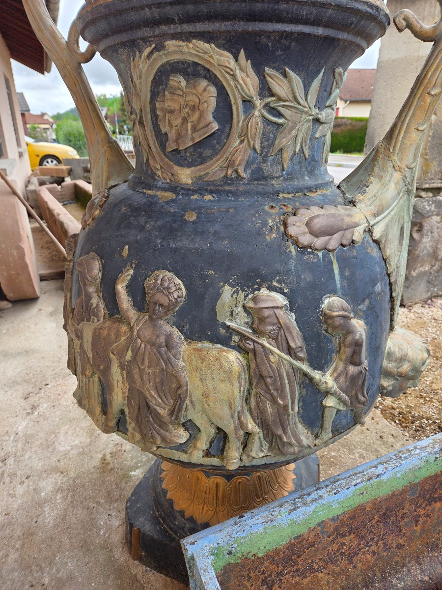 Monumental vase en fonte fin 19eme a decor de scène de l'Antiquité -photo-7