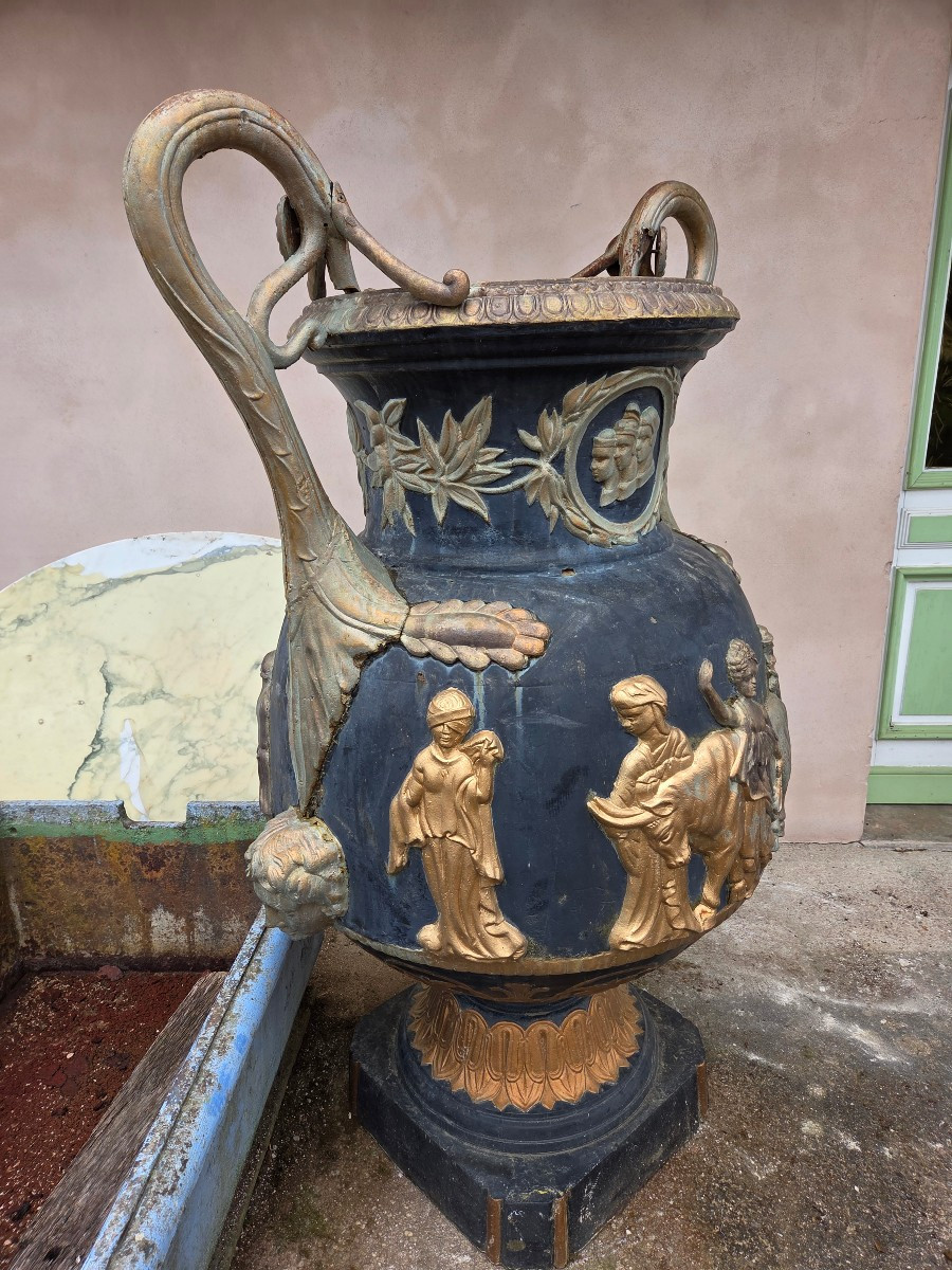 Monumental vase en fonte fin 19eme a decor de scène de l'Antiquité 