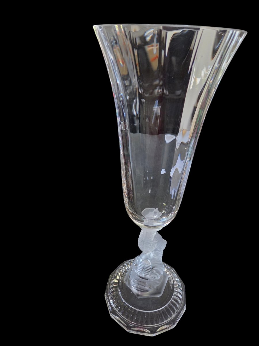 Vase en baccarat des années 50 le pietement et un dauphin 