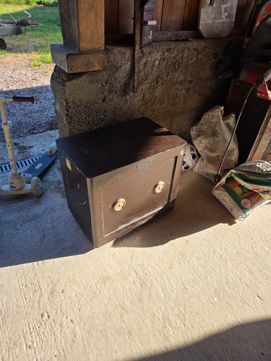 Small Bauche Safe From The Late 19th Century-photo-6