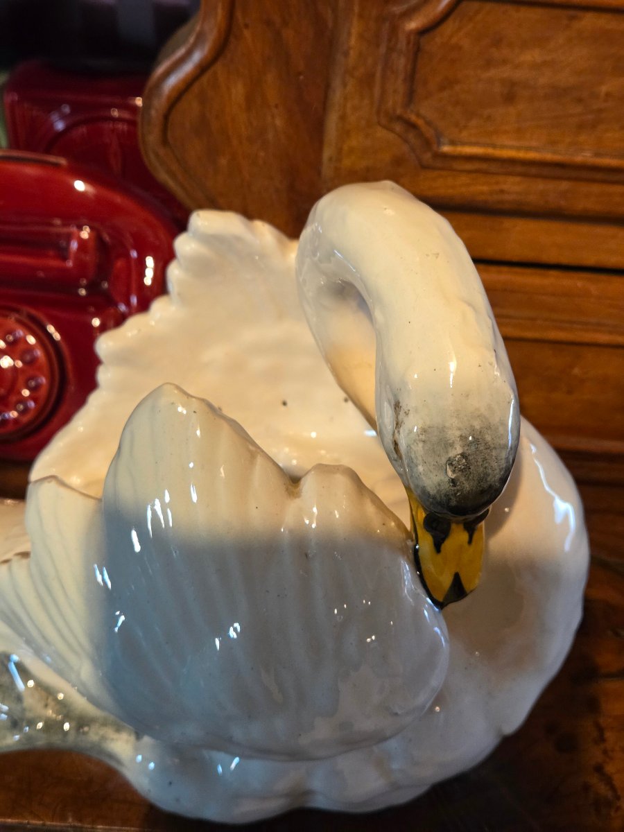 Jardiniere en forme de cygne  en faience de Delphin Massier fin du 19eme -photo-3
