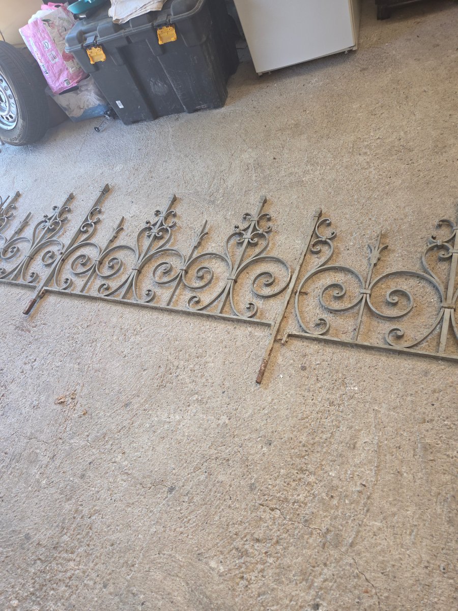 Anciennes grilles en fer forgé d'une chapelle du sud de la haute saone -photo-1