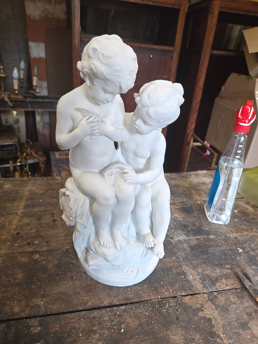 Groupe en biscuit  2 enfants enlacés jouant avec une colombe Hippolyte François Moreau -photo-3