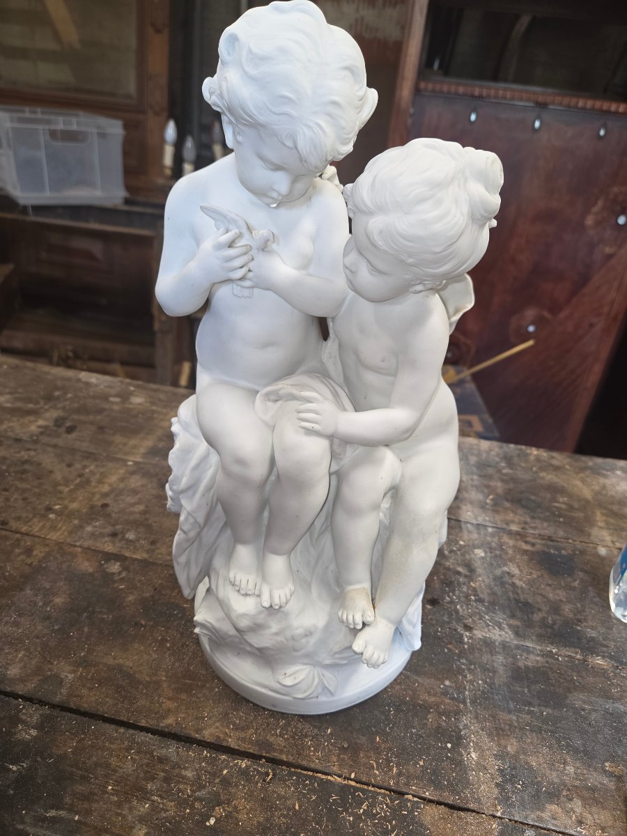 Groupe en biscuit  2 enfants enlacés jouant avec une colombe Hippolyte François Moreau -photo-7