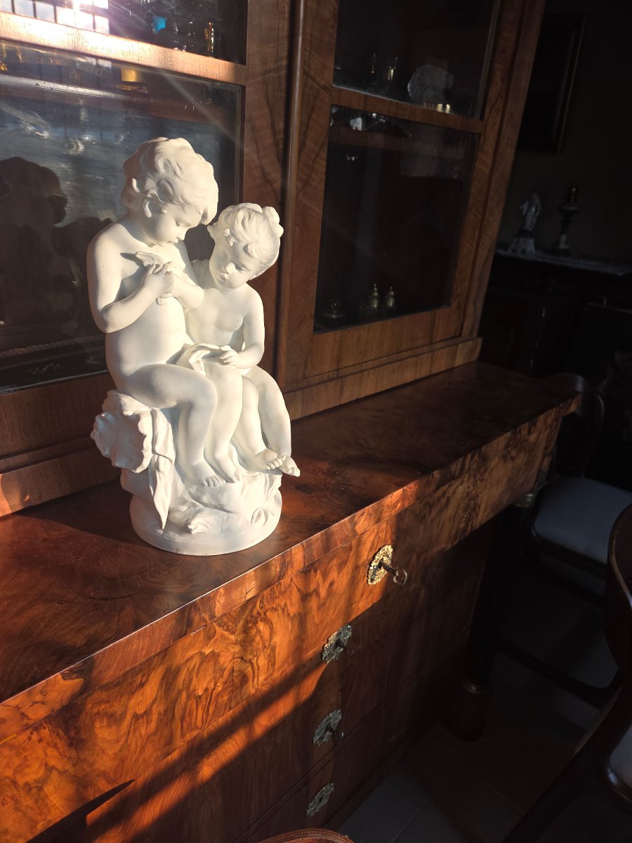 Groupe en biscuit  2 enfants enlacés jouant avec une colombe Hippolyte François Moreau 