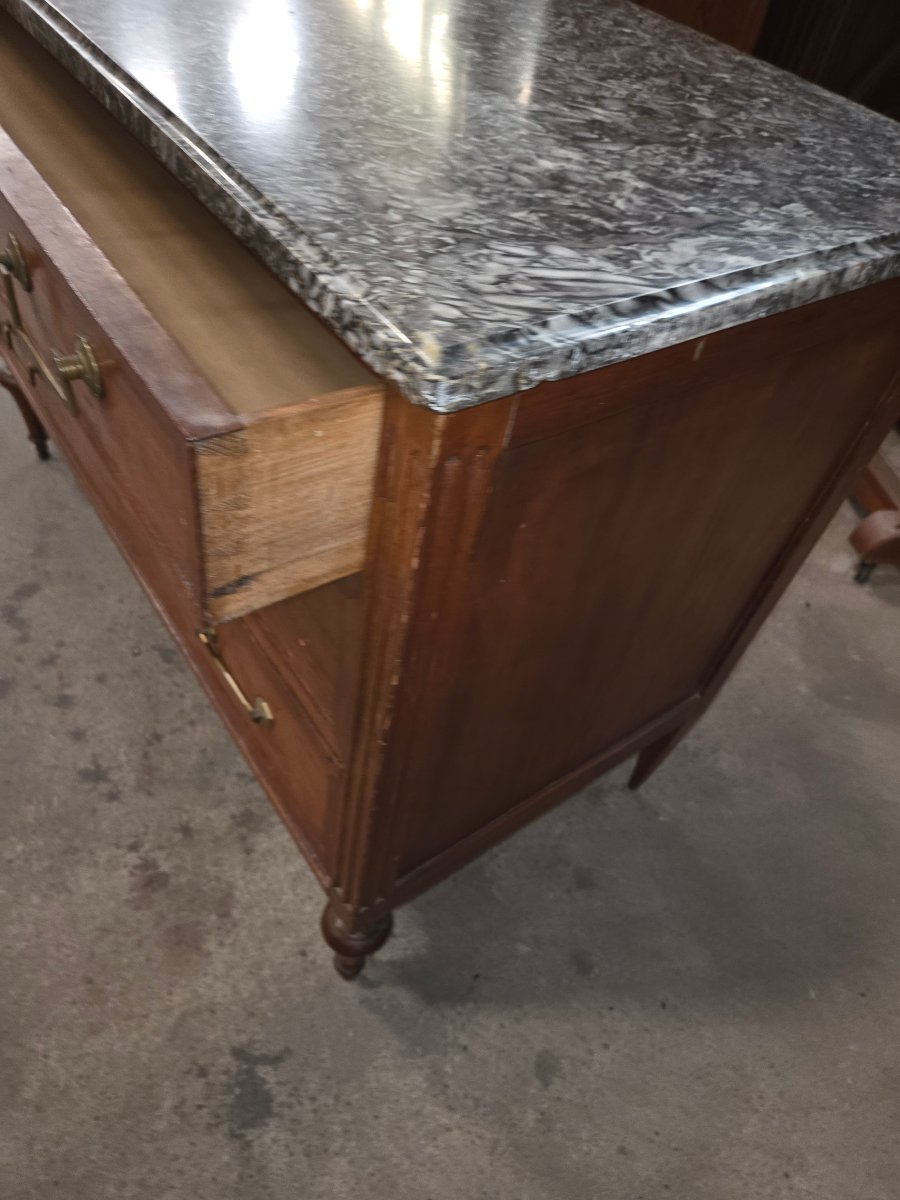 Commode d'époque Louis XVI en bois fruitier dessus marbre gris-photo-1