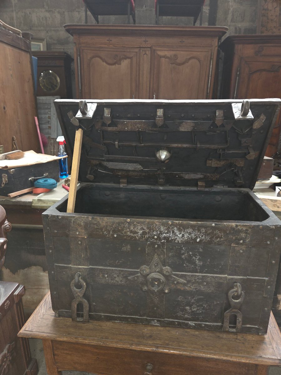 17th-century Nuremberg Chest-photo-3