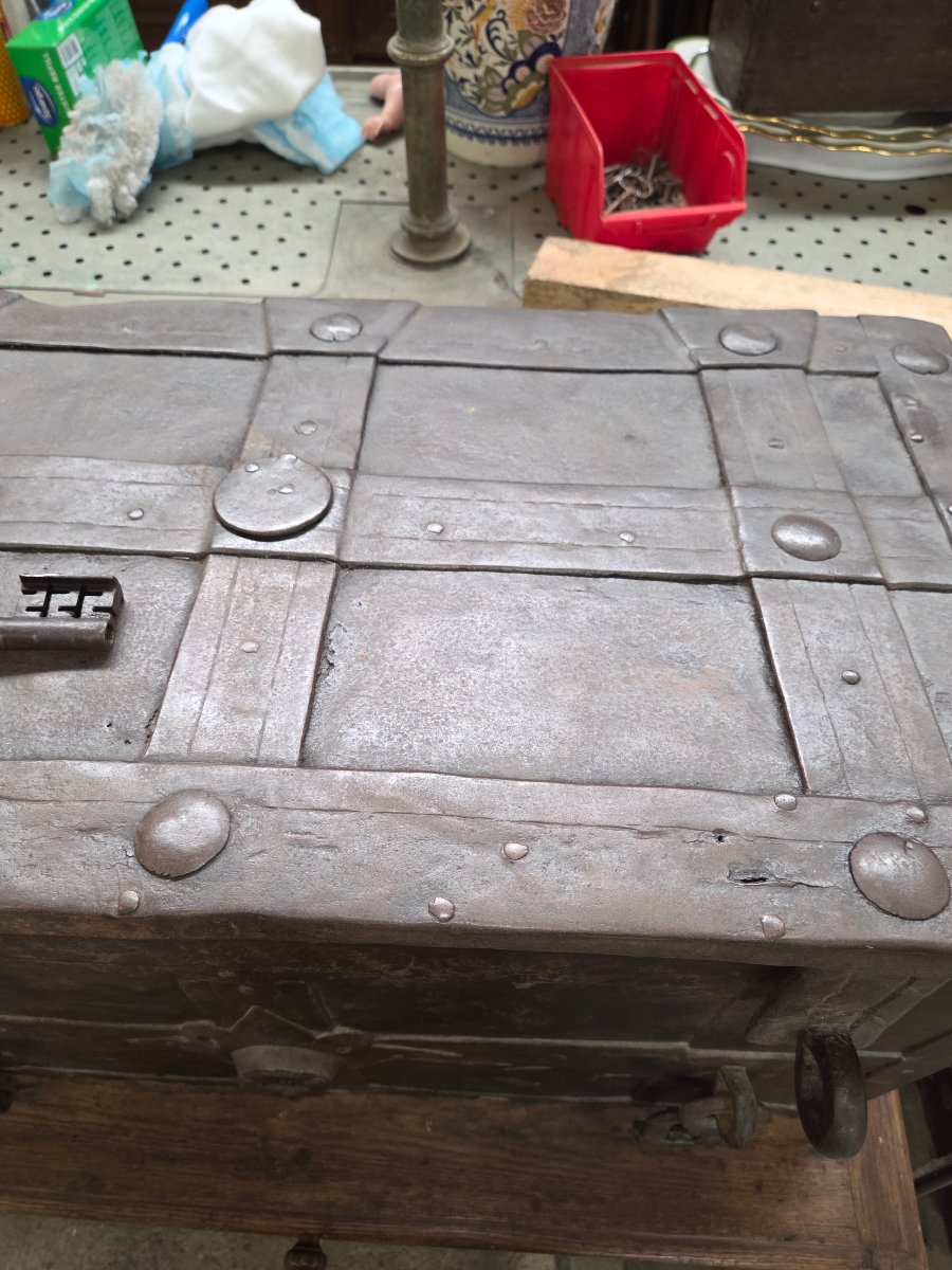 17th-century Nuremberg Chest-photo-4