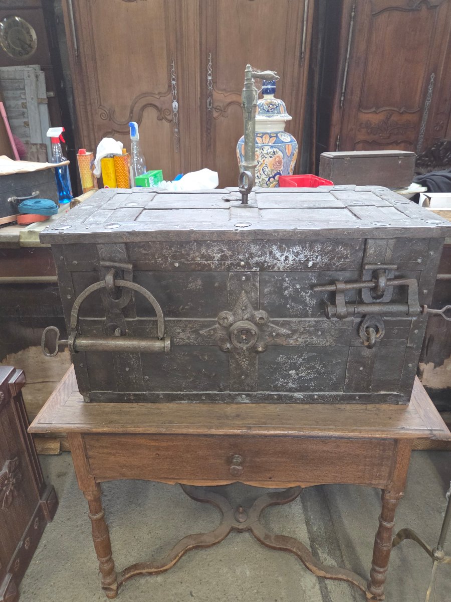 17th-century Nuremberg Chest-photo-5