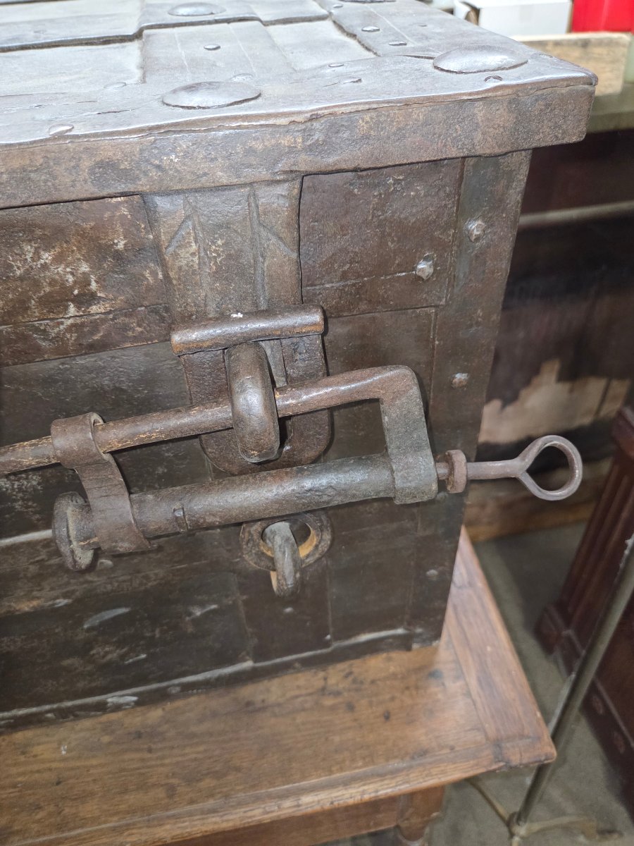 17th-century Nuremberg Chest-photo-7