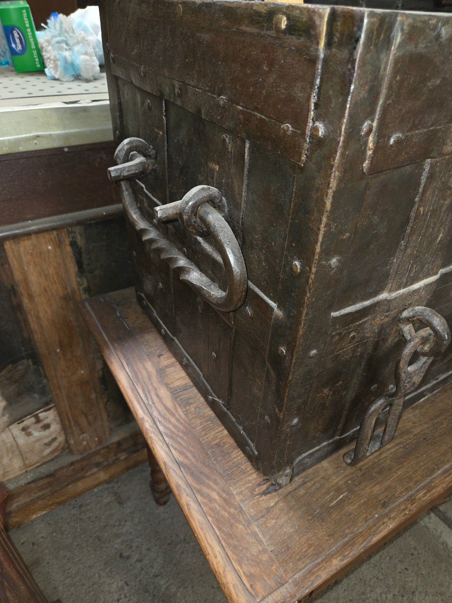 17th-century Nuremberg Chest-photo-8