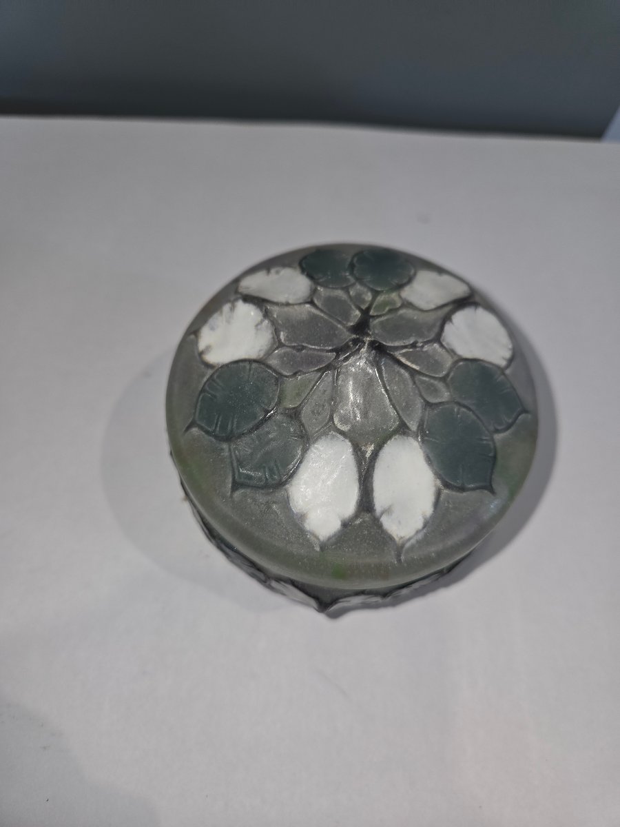 Bonbonnière en pâte de verre modele monnaie du pape signee argy Rousseau 