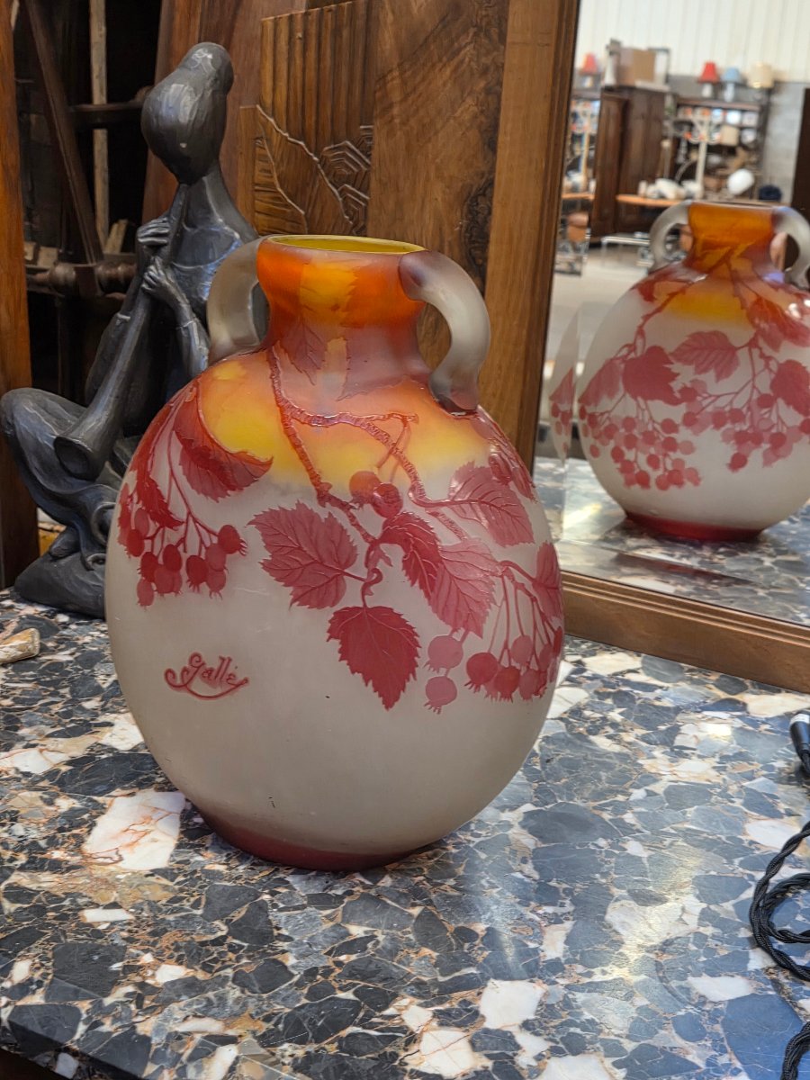 Vase en pate de verre multicouches de forme gourde a decor de groseilles d'Emile GALLÉ  