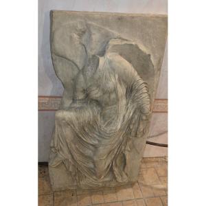Bas-relief de Nike détachant sa sandale des annees 80