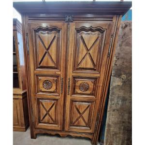 Armoire de style louis XIV  en noyer des années 70